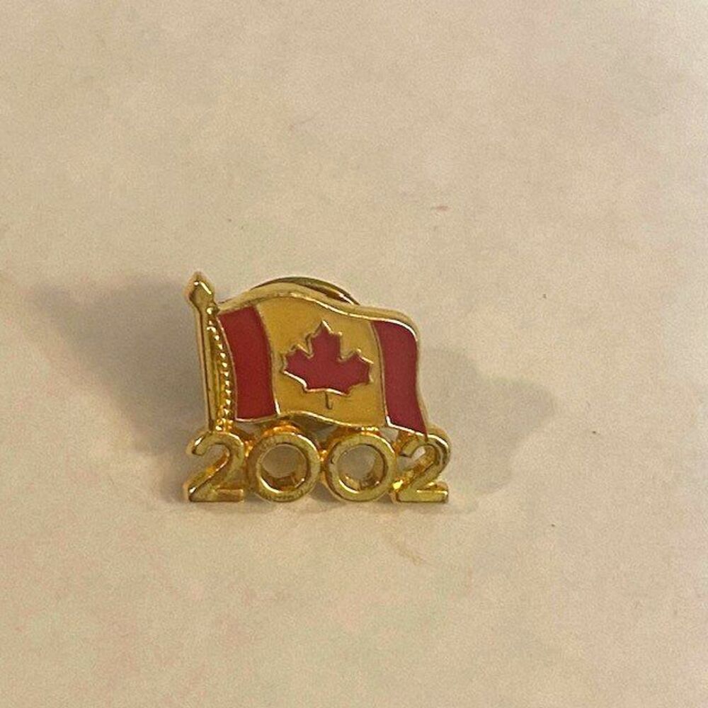 Vintage Canada Flag 2002 Gold Tone Enamel Lapel Pin